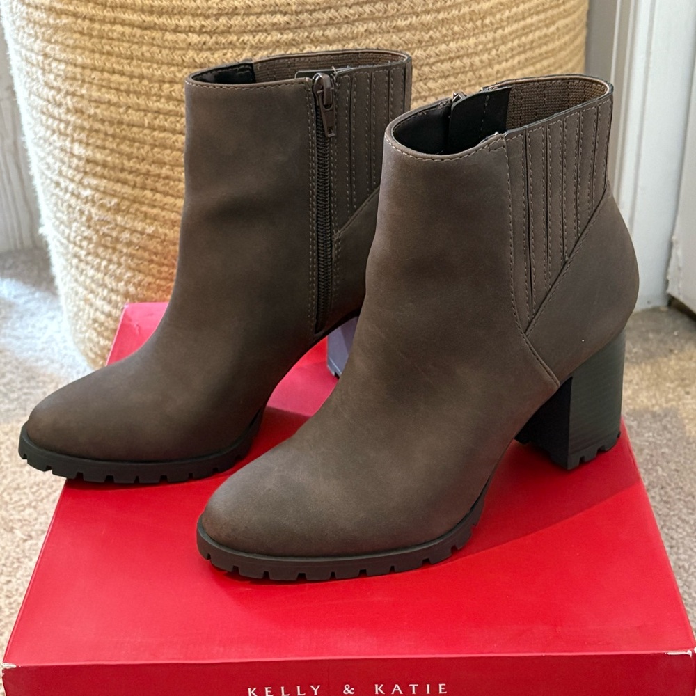 Kelly & Katie Women's Brown Ankle Boots